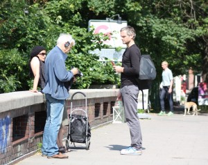 Jan im Gespräch mit Bewohnern des Stadtteils