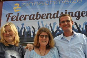 Martina bei der Eröffnung des Projektes "Feierabendsingen" mit Geschäftsführung Dorothée Puschmann und einem Vorstandsmitglied der Zinnschmelze